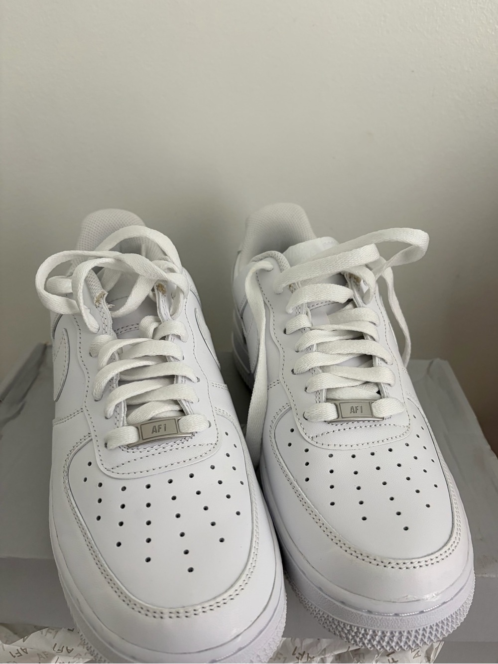 BNIN Nike Women's White Athletic Shoes WMS SZ.10.5